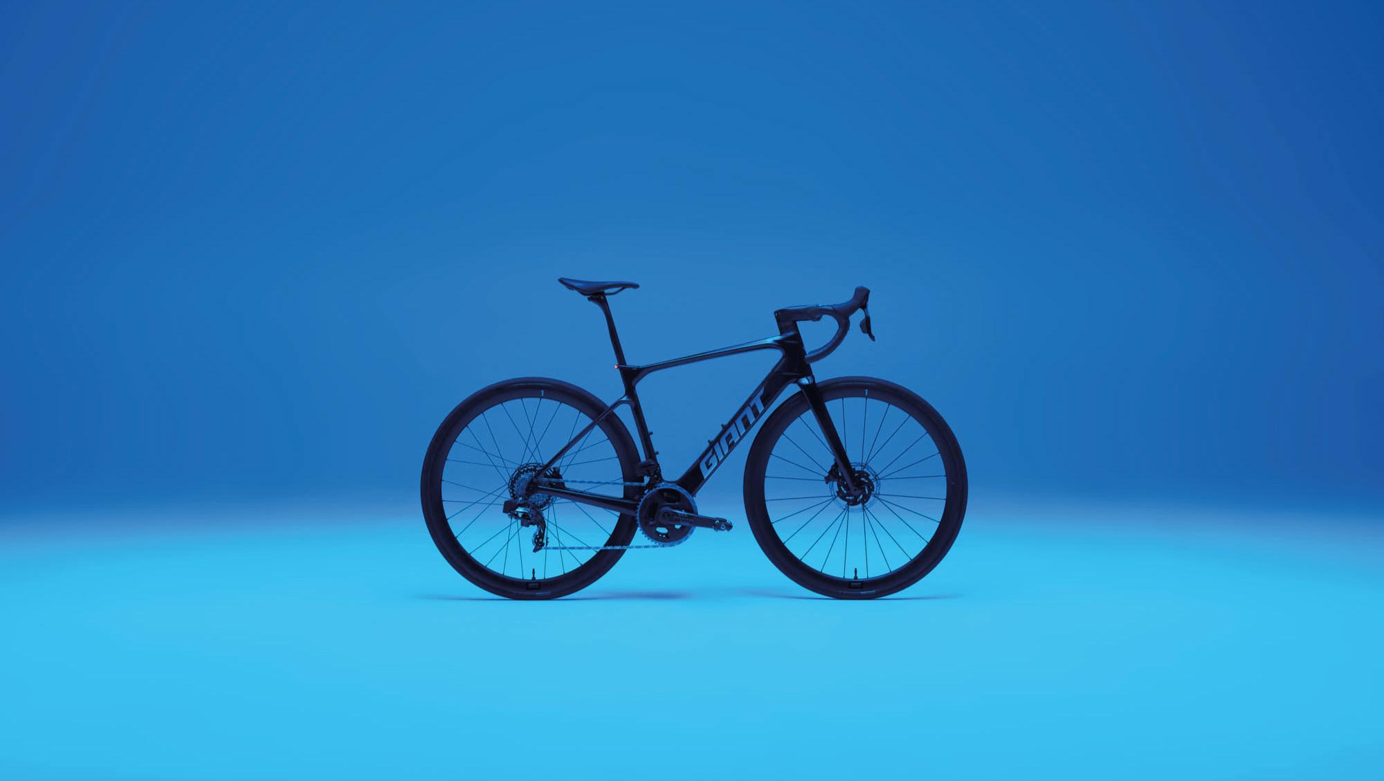 Bicicleta de carretera eléctrica DEFY ADV E+ ELITE lista para conquistar largas distancias con estilo y potencia.